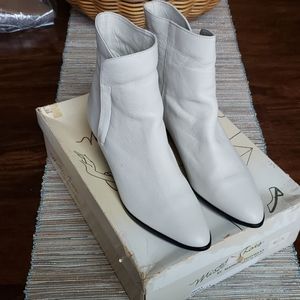 Vintage Dalila Ivory Leather Boots Made In Brazil by Mister Shoes Markon